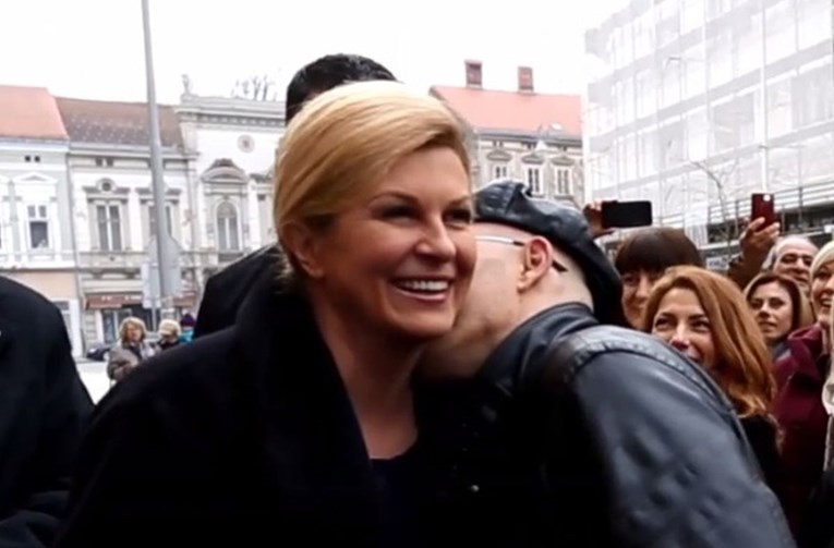 VIDEO Muškarac prišao Kolindi i poljubio je u vrat