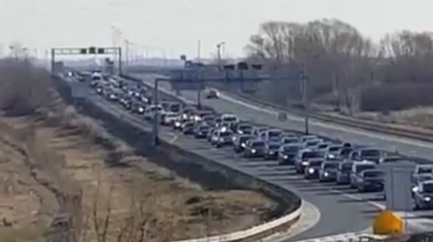 VIDEO - SARMU U GEPEK, SKIJE NA KROV Hrvati krenuli na skijanje, kilometarske kolone na granici