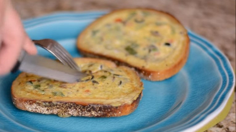 Neobičan doručak: Jaje u tostu sa šunkom i povrćem