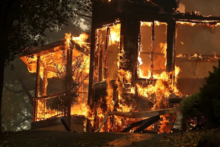 VIDEO, FOTO Iz Kalifornije stižu apokaliptični prizori, vatra guta sve pred sobom