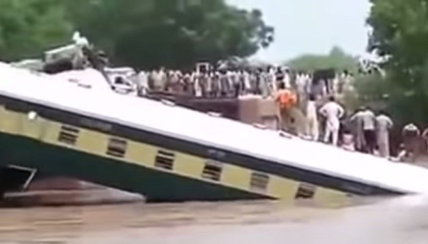2 vlaka iskočila iz tračnica u Indiji, najmanje 20 mrtvih, plinskim rezačima spašavali zarobljene