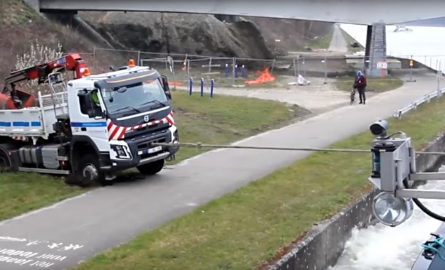 Ovo još niste vidjeli: Brod izvukao kamion iz gliba