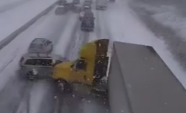 Video: Više od 100 vozila u lančanom sudaru na kanadskoj autocesti