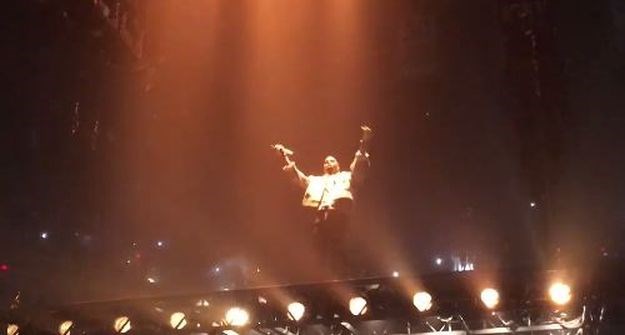 VIDEO Kanye West nastupio sa leteće pozornice