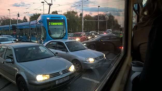 FOTO Kaos u Vukovarskoj ulici u Zagrebu, kolone stoje, i semafori u kvaru