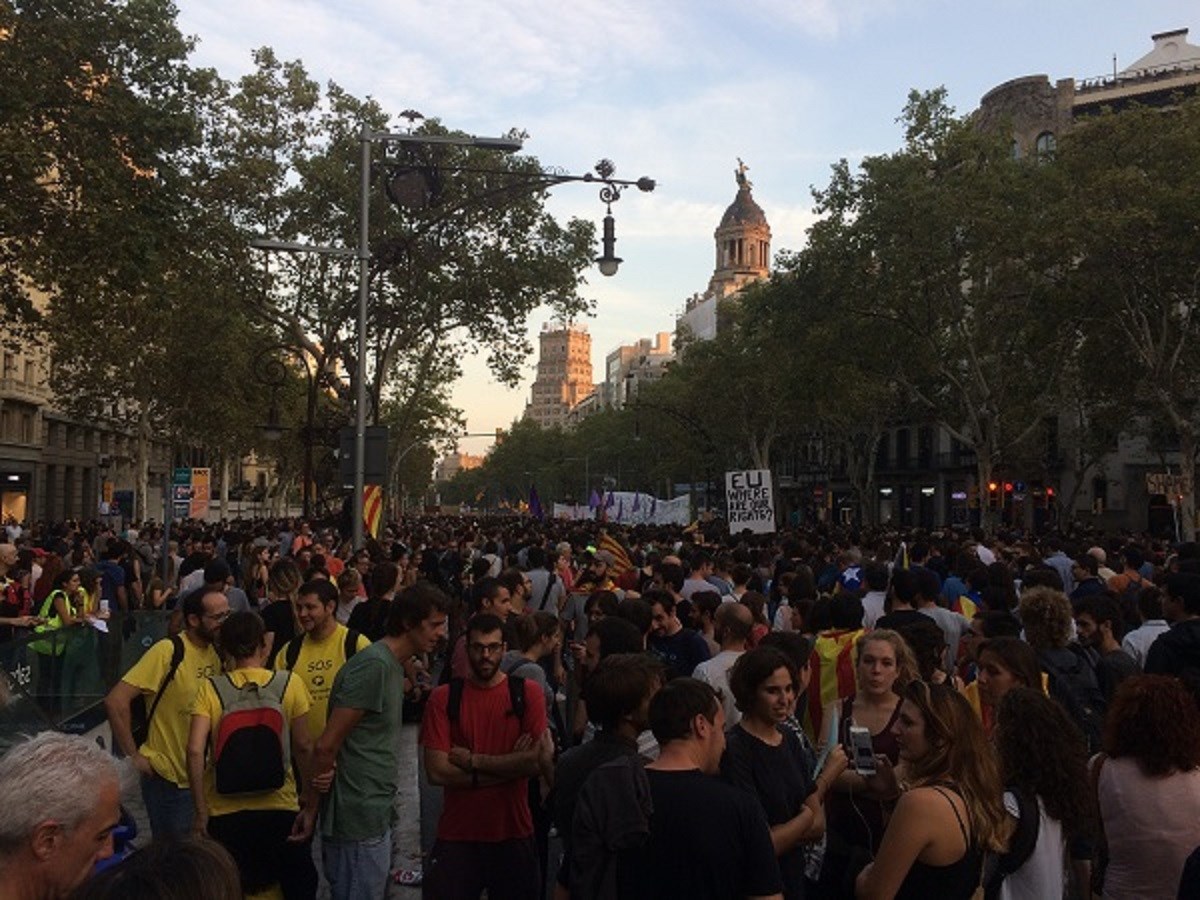 VIDEO, FOTO Opći štrajk zbog policijskog nasilja u Kataloniji: "Van iz Barcelone, fašisti!"