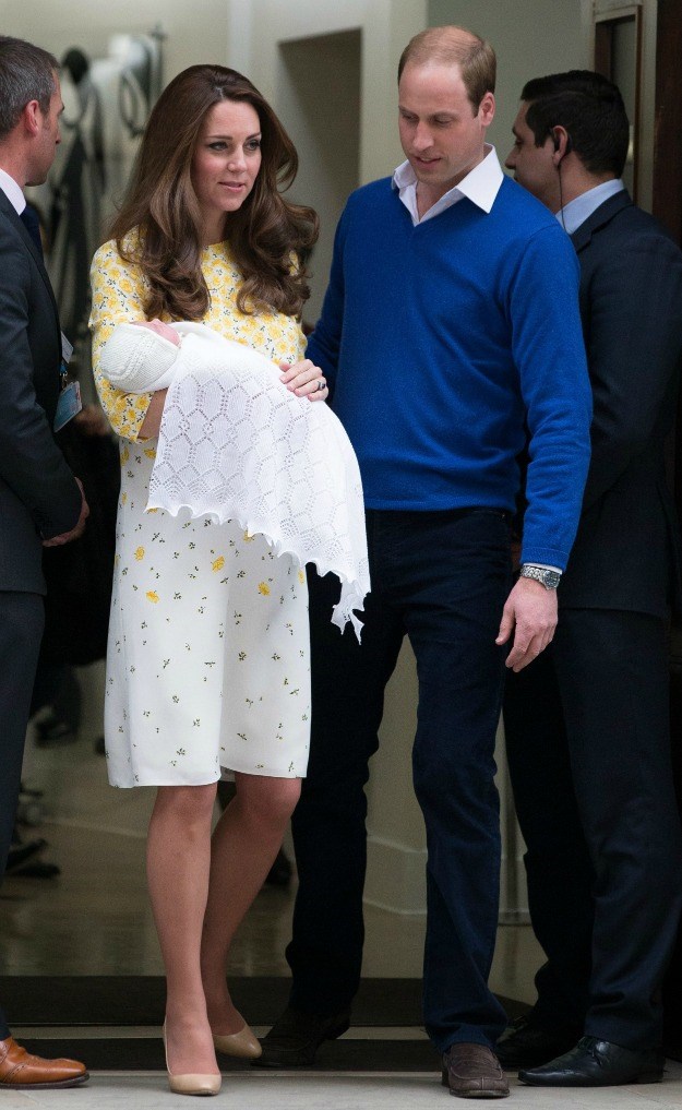 Štikle, dizjanerska haljina i glamurozna frizura: Kate Middleton izgleda besprijekorno i nakon poroda