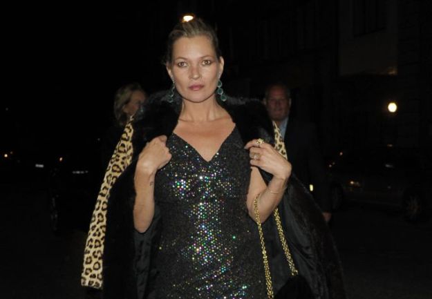 Kate Moss nakon ozljede na skijanju završila na štakama
