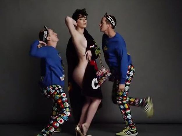 Katy Perry snimila provokativan video: Ove jeseni nosi se gola guza