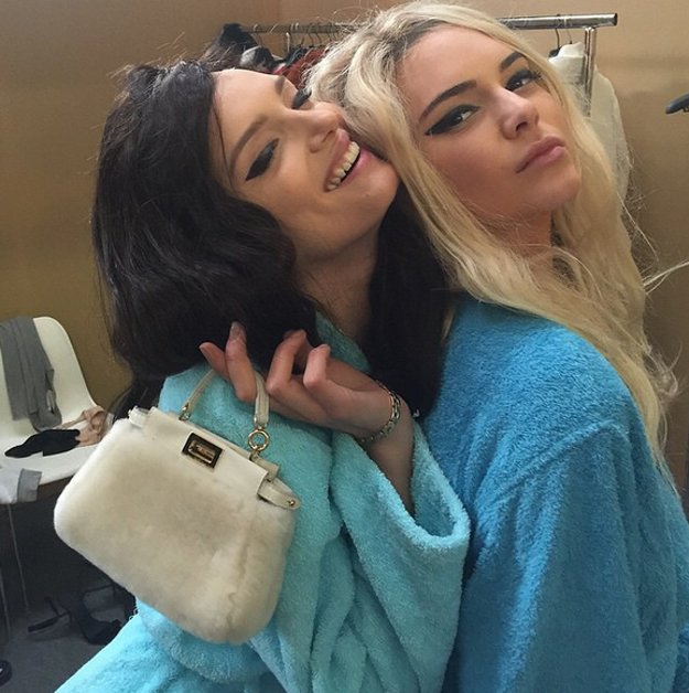 Kendall Jenner s platinastom kosom izgleda bolje od Kim Kardashian