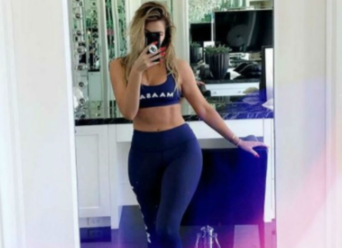 Khloe Kardashian pohvalila se ubojitim trbušnjacima, no slika je iz prošlosti