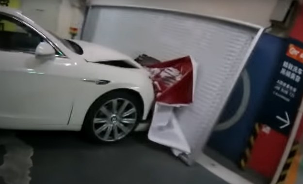 Video o kojem svi govore: Razbila skupocjeni Bentley zbog  gluposti