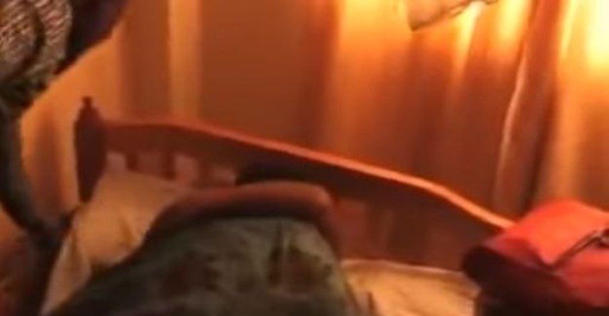 VIDEO Došao je doma i našao ženu u krevetu s drugim - a onda je ljubavniku zaglavio penis