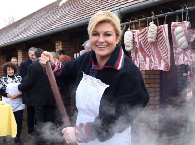 Snajka koju bi svatko poželio: Kolinda miješa čvarke (a kuži se i u kobase)