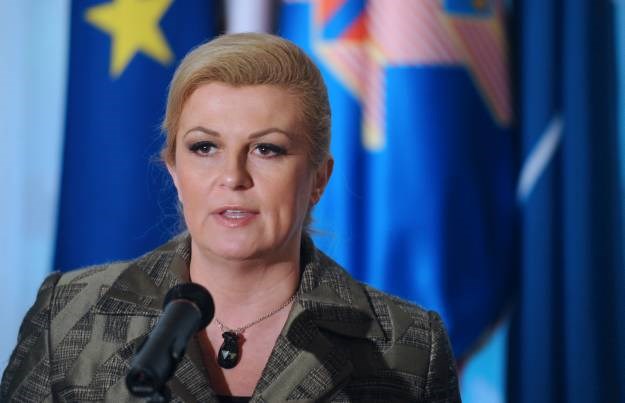 Kolinda pohvalila domoljublje, čestitala Dan Oružanih snaga i Dan Hrvatske kopnene vojske