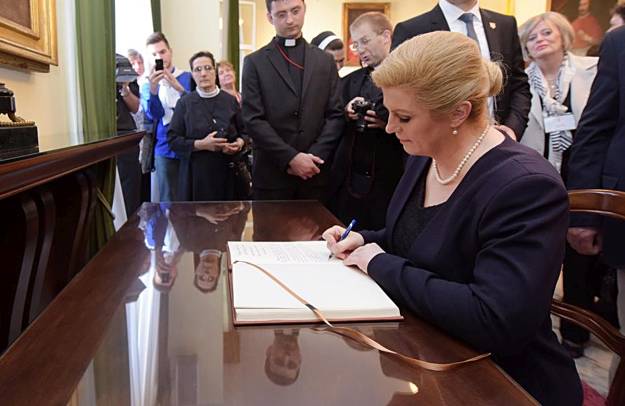 Kolinda: Žena se danas mora ponašati kao dama, izgledati kao djevojčica, a raditi kao konj