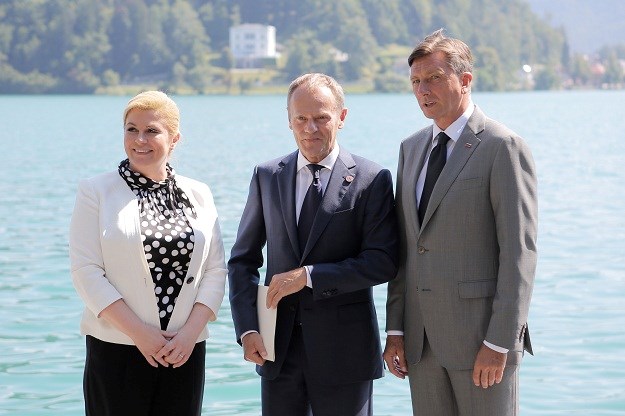 Kolinda se zabavlja s Pahorom u Sloveniji, zajedno predali pismo Tusku