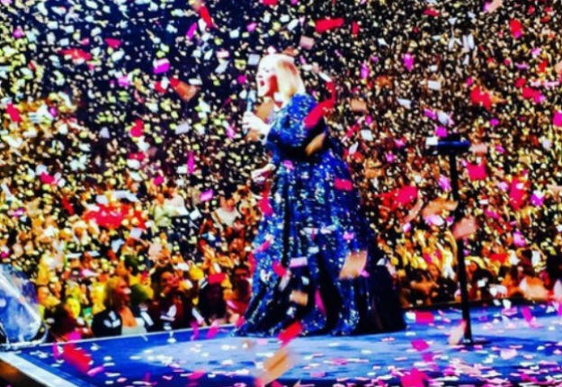 Adele dečko iznenadio spektakularnom gestom na koncertu povodom godišnjice