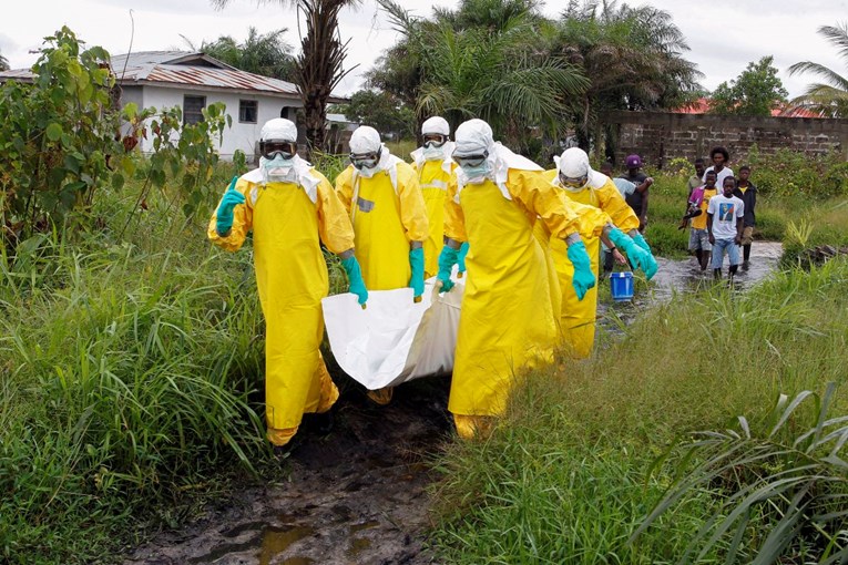 Zaraženi od ebole iz bolnice otišli u crkvu pa umrli