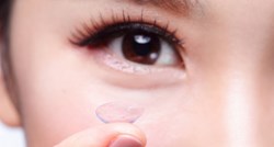 8 stvari koje nikad ne bi trebala raditi s kontaktnim lećama