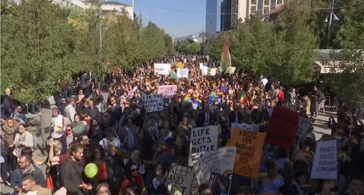VIDEO U Kosovu održan prvi gay pride: "Nema spola u ljubavi"