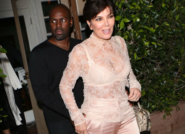 61-godišnja Kris Jenner na spoj s 25 godina mlađim dečkom došla u prozirnoj majici