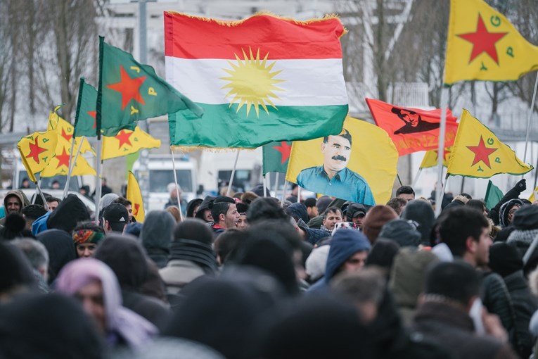 VIDEO Ogroman prosvjed Kurda u Njemačkoj protiv Turske, najmanje dvoje privedenih