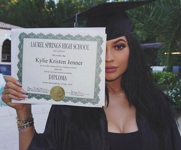 Nadamo se da nije takva išla po diplomu: Kylie Jenner završila srednju školu
