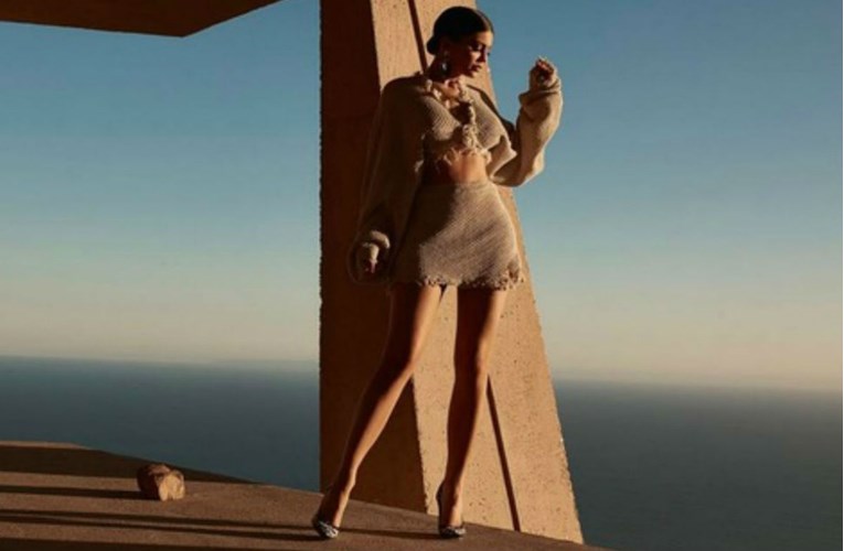 Napokon pristojne slike: Kylie pokazala duge noge i čvrst trbuh