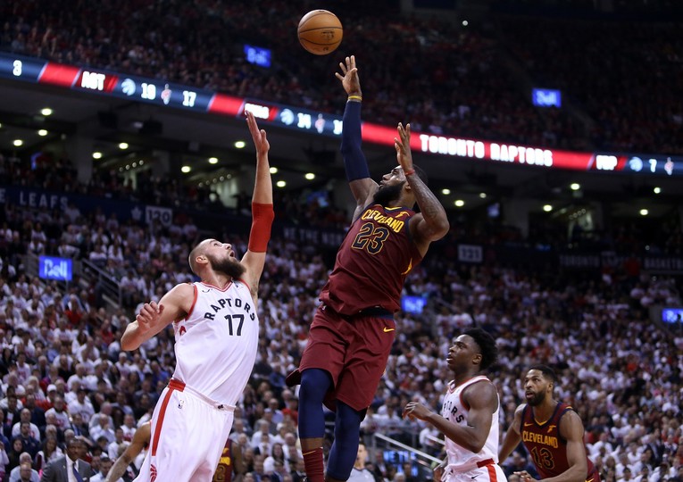 MONSTRUOZNI LEBRON SRUŠIO I TORONTO Raptorsi imali četiri šuta za pobjedu, Cavsi izvukli nemoguće