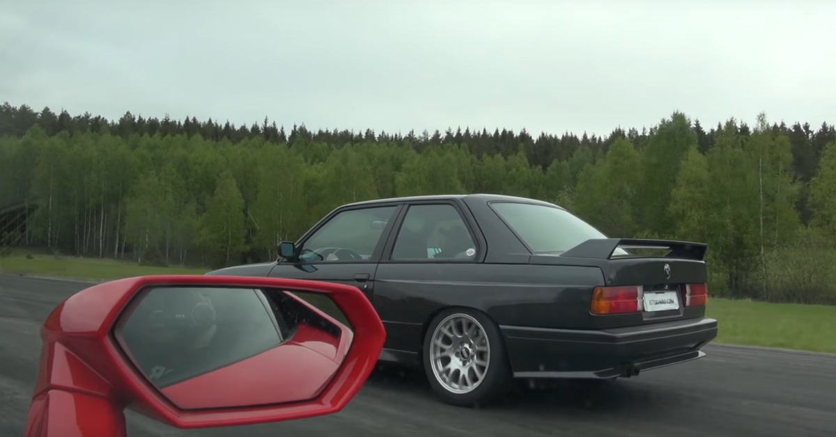Sukob generacija: 25 godina stara BMW "kockica" protiv Lamborghinija