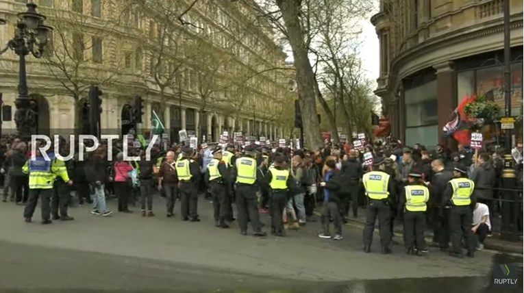 UŽIVO Nasilni sukob prosvjednika ekstremne desnice i antifašista u Londonu
