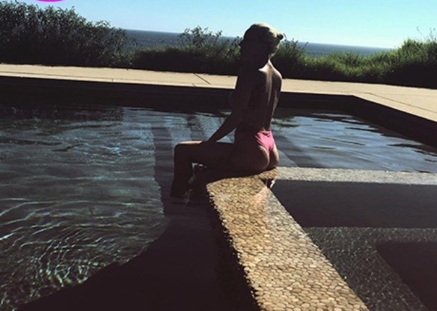 Lady Gaga pokazala sve svoje čari sexy fotkom na bazenu