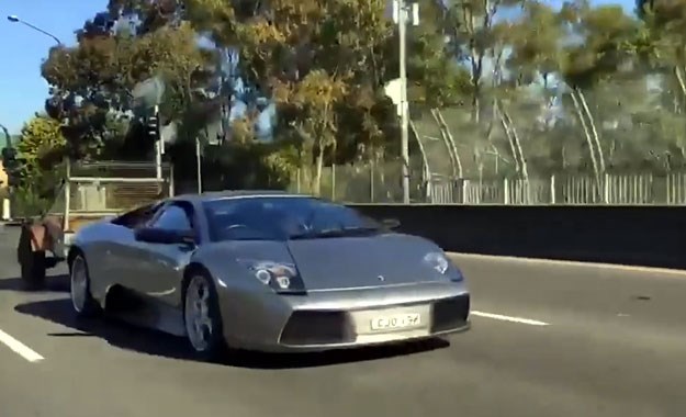 Pogledajte Lamborghini koji vuče prikolicu s kozama