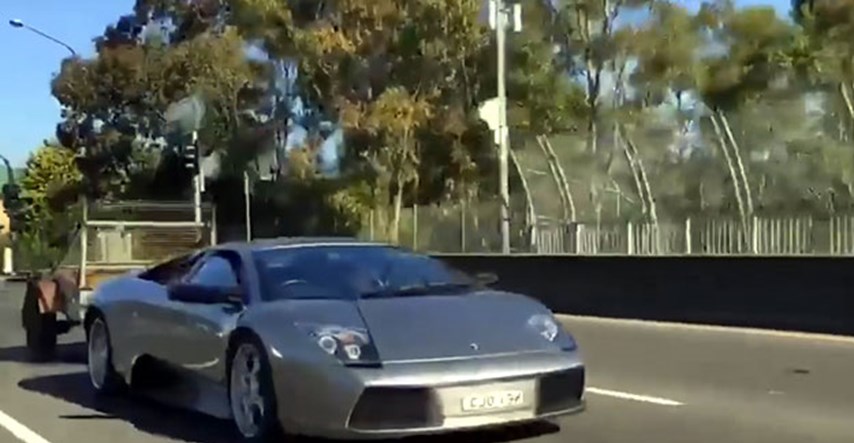 Pogledajte Lamborghini koji vuče prikolicu s kozama
