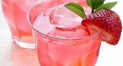 Osvježenje u ružičastom: Ledeni čaj s jagodama i limunom