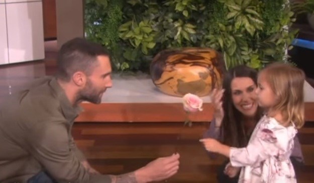 Mama nikome nije čudna? Adam Levine upoznao djevojčicu koja je plakala na vijest da je on oženjen