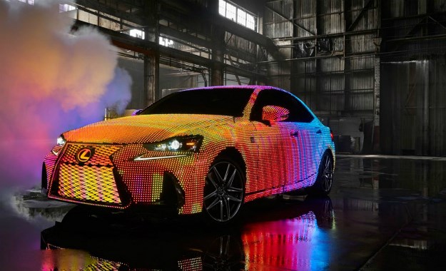 Dua Lipa ima novi video, a u njemu se pojavljuje Lexus okićen tisućama LED-ica