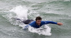 Pozadina Liama Hemswortha u prvom je planu dok surfa u Kaliforniji