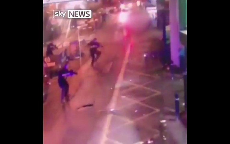 VIDEO Nadzorna kamera snimila londonsku policiju kako likvidira teroriste u zadnji tren