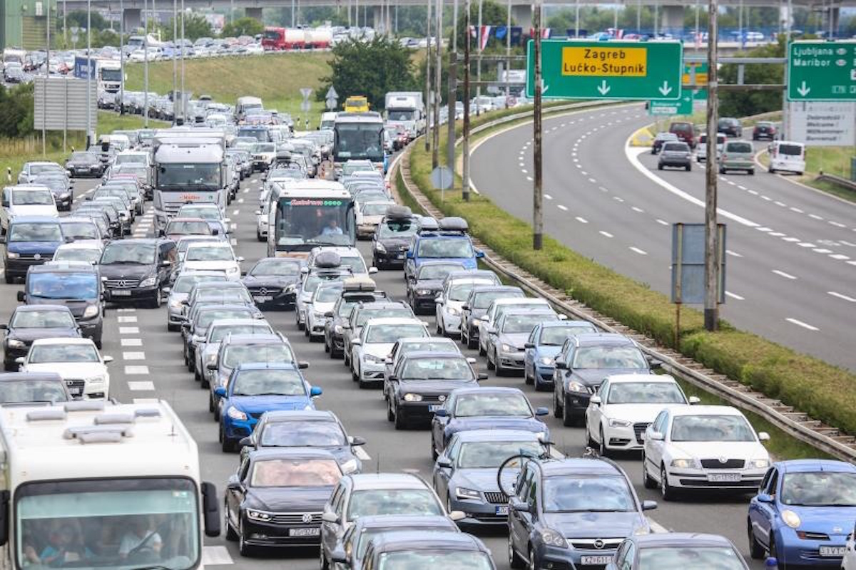 VELIKE GUŽVE U SVIM SMJEROVIMA Kod naplatnih postaja kolone i do 8 kilometara
