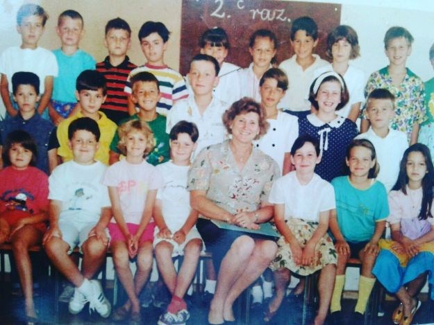 Na ovoj slici iz školskih dana je čak dvoje poznatih Hrvata: Nju ćete prepoznati, ali njega...
