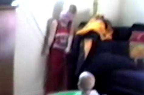 Samo je jedan razlog zašto su roditelji objavili ovaj užasan video svog skoro zadavljenog djeteta