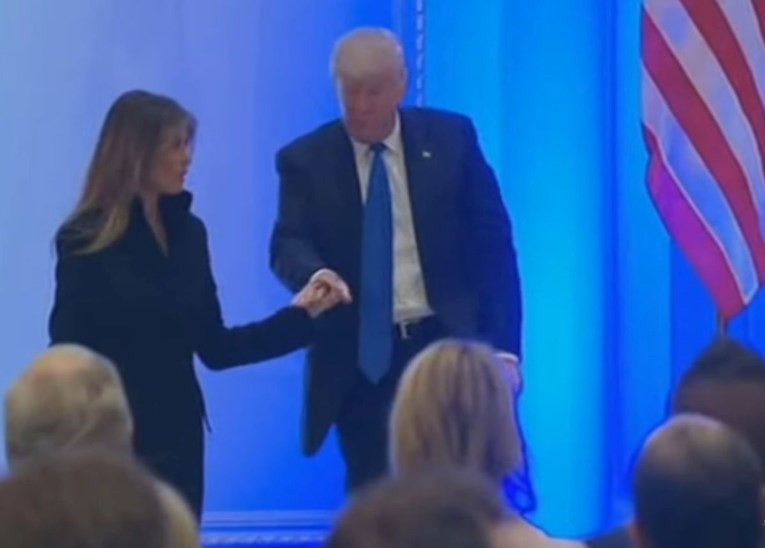 VIDEO Trump natjerao Melaniju da održi govor, ona pobjesnila pa mu spustila pred svima