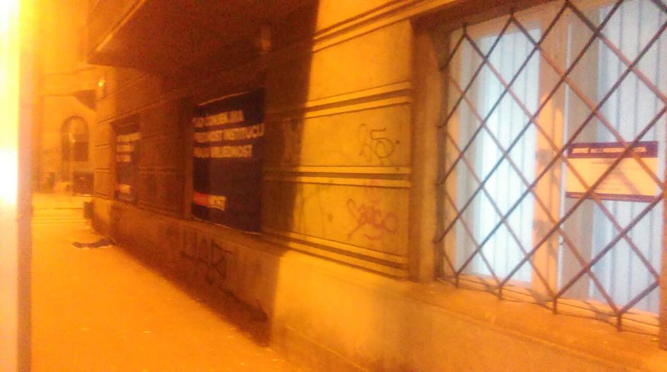Vandali uništili vizual "Želim živjeti u uređenoj Hrvatskoj" na prozoru središnjice MOST-a