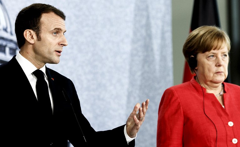 Macron prešutno podržava Merkel u njenom sukobu oko migranata