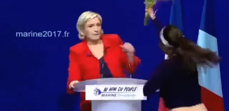VIDEO U toplesu buketom cvijeća napala Marine Le Pen, prebili ju zaštitari
