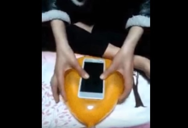 U 12 sekundi: Pogledaj kako od balona možeš napraviti masku za mobitel