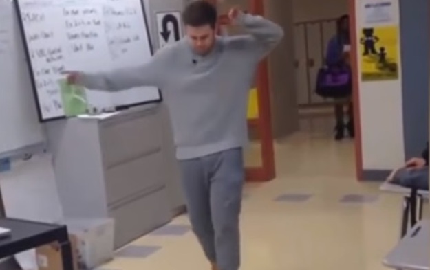 Mladi i zgodni profesor "skinuo" Drakeove plesne pokrete na satu matematike