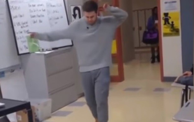 Mladi i zgodni profesor "skinuo" Drakeove plesne pokrete na satu matematike